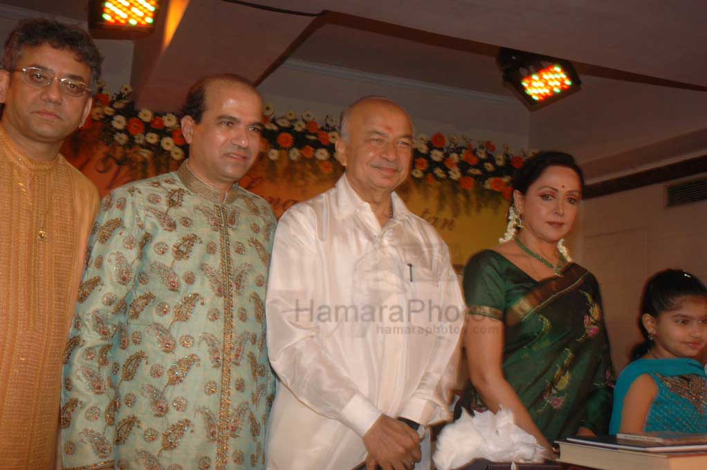 Suresh Wadkar, Hema Malini at Hema Malini's performance at Vasatotsav in Ajivasan Hall, Juhu, Mumbai on March 7, 2008 