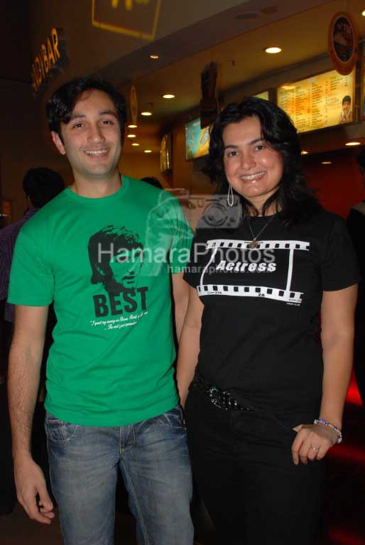 Divya Palat & Aditya Hitkari at 27 dresses premiere in PVR Juhu on March 8th 2008