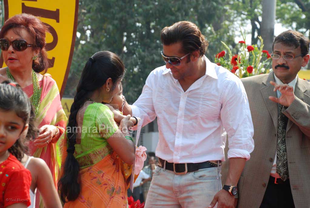 Salman Khan at CN Wadia Cup  in Mahalaxmi Race Course on March 9th 2008~0