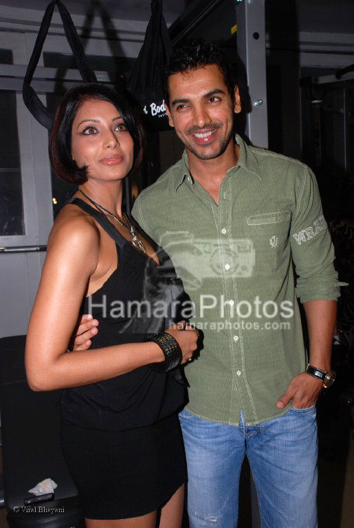 John Abraham, Bipasha Basu at the launch of WATSON FITNESS in Khar Danda on March 13th 2008