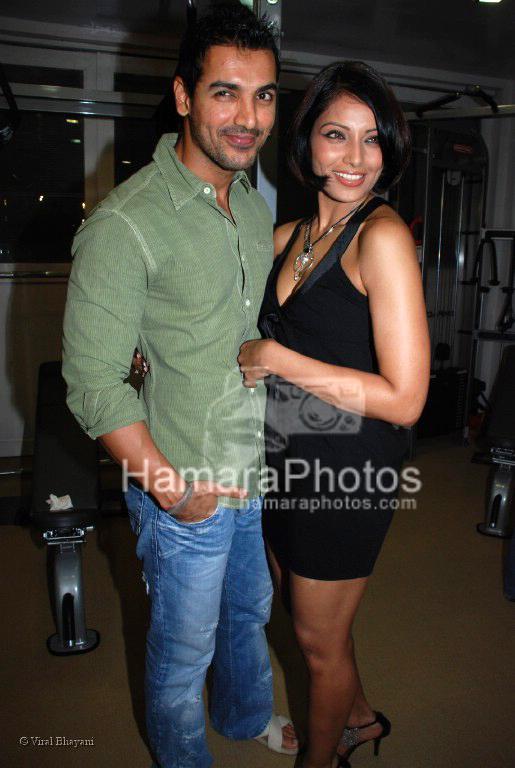 John Abraham, Bipasha Basu at the launch of WATSON FITNESS in Khar Danda on March 13th 2008