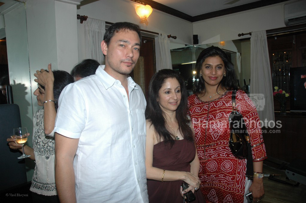 Kelly Dorjee, Zarine watson and Pinky Reddy at the launch of WATSON FITNESS in Khar Danda on March 13th 2008