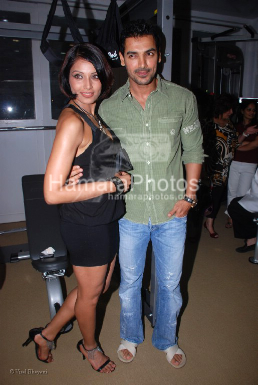 John Abraham, Bipasha Basu at the launch of WATSON FITNESS in Khar Danda on March 13th 2008