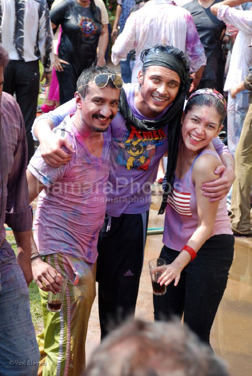 Akshay Kapoor with friends at Zoom Holi bash in Mumbai  in Dariya Mahal, Versova on March 22nd 2008