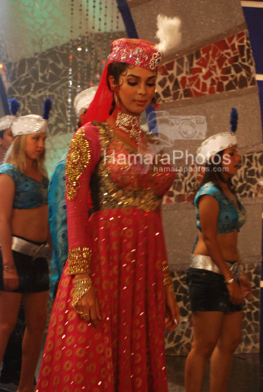 Mallika Sherawat on the sets of Maan Gaye Mughal-e-Azam at Filmistan on March 20th 2008