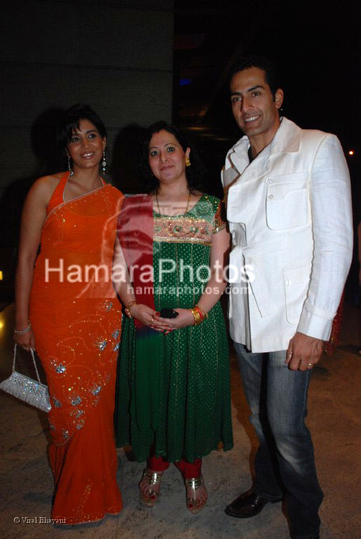 Saoni with Sudhanshu Pande and wife at Parvin Dabas and Preeti Jhangiani wedding reception in Hyatt Regency on March 23rd 2008