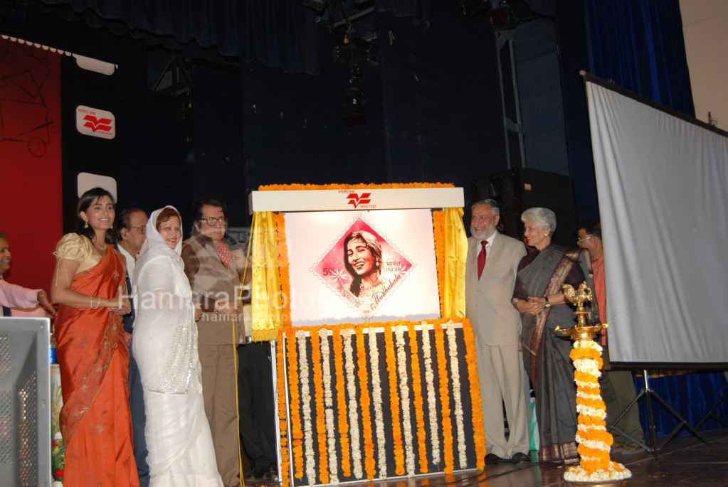 Sashikala,Sonali Kulkarni,Manoj Kumar at the Launch of Stamp on Madhubala in Ravindra Natya Mandir on March 18th 2008