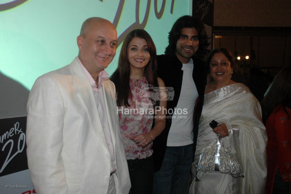 Anupam Kher, Aishwarya Rai, Sikander Kher and Kiron Kher at the Summer 2007 first look in The Club on March 25th 2008