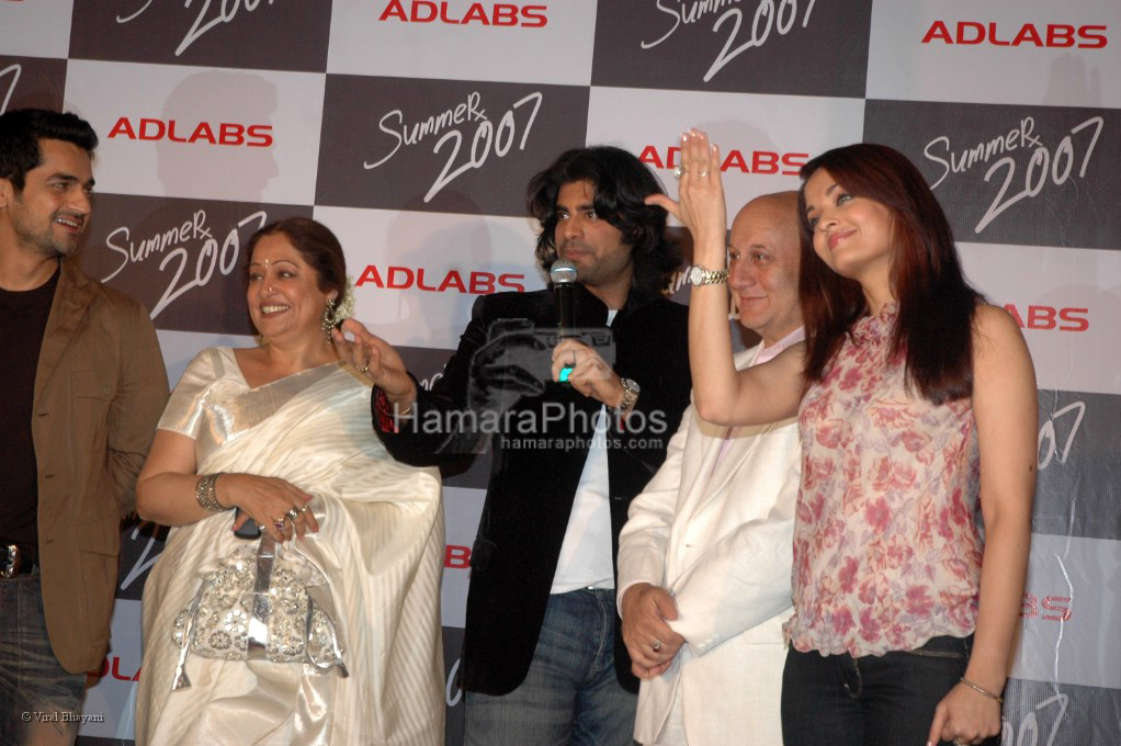 Anupam Kher, Aishwarya Rai, Sikander Kher and Kiron Kher at the Summer 2007 first look in The Club on March 25th 2008