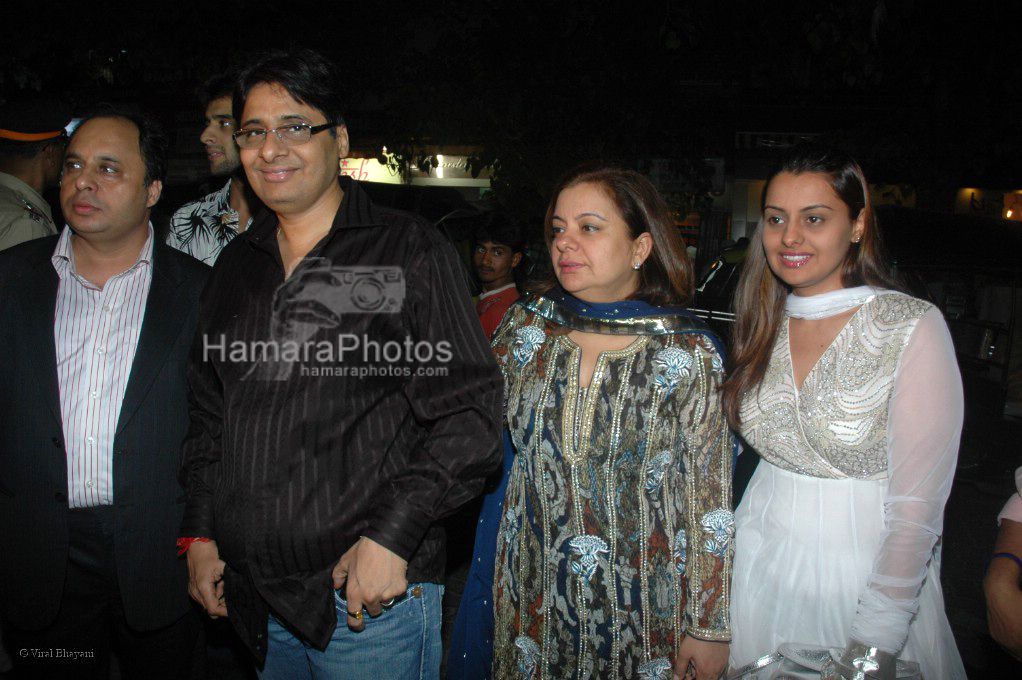 Vashu Bhagnai with family at the launch of Utsav Jewellers  in Bandra on March 25th 2008