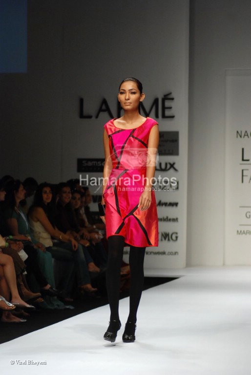 Model walks on the Ramp for Nachiket Barve in Lakme India Fashion Week on March 31th 2008