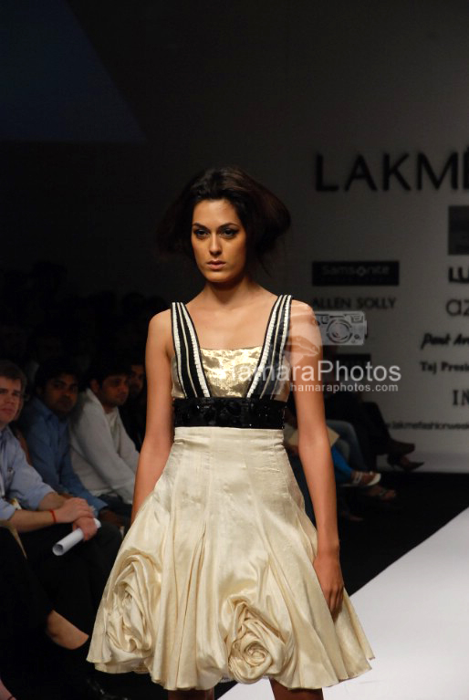 Model walks on the ramp for Swapnil Shinde at Lakme India Fashion Week on April 1st 2008