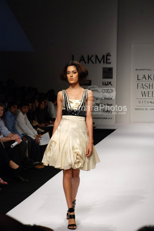 Model walks on the ramp for Swapnil Shinde at Lakme India Fashion Week on April 1st 2008