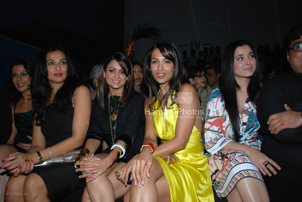 Amrita Arora, Malaika Arora Khan,Simone Singh at Wendell Rodricks show in Lakme Fashion week on April 2nd 2008