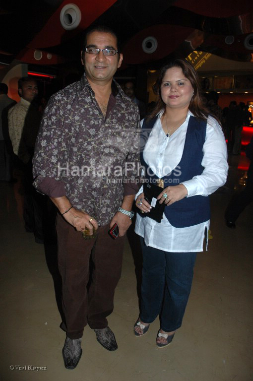 Abhijeet with wife at Shaurya premiere in PVR Juhu on April 3rd 2008