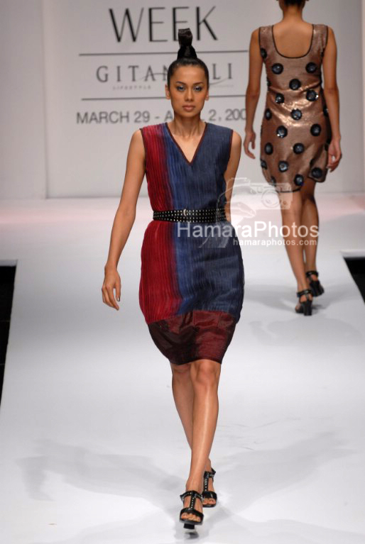 Model walks on the ramp for Soumitra Mondal in Lakme Fashion Week on April 2nd 2008