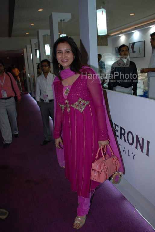 Poonam Dhillon at Aastha Bahal show in Lakme Fashion week on April 2nd 2008