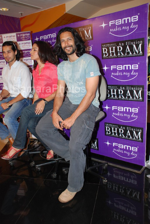 Sheetal Menon, Dino Morea,Milind Soman at Bharam star cast in Fame, Malad on April 3rd 2008