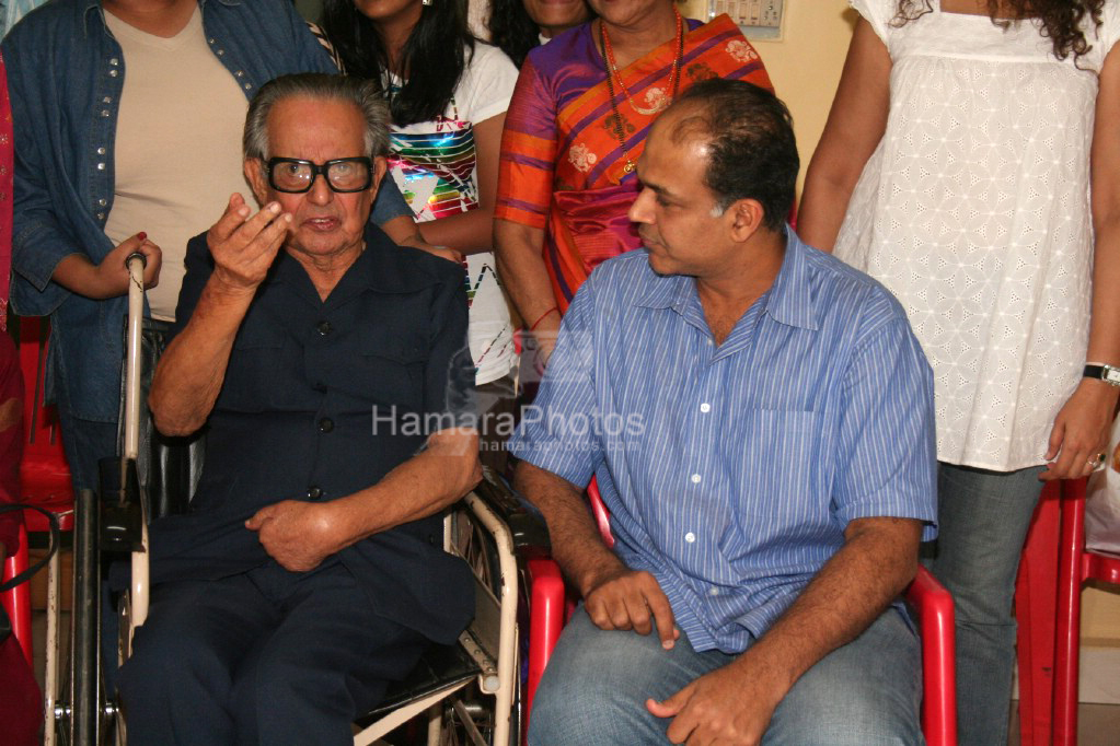 R K Laxman, Ashutosh Gowariker at Special screening of Jodhaa Akbar in  Famous Studio on April 4th 2008