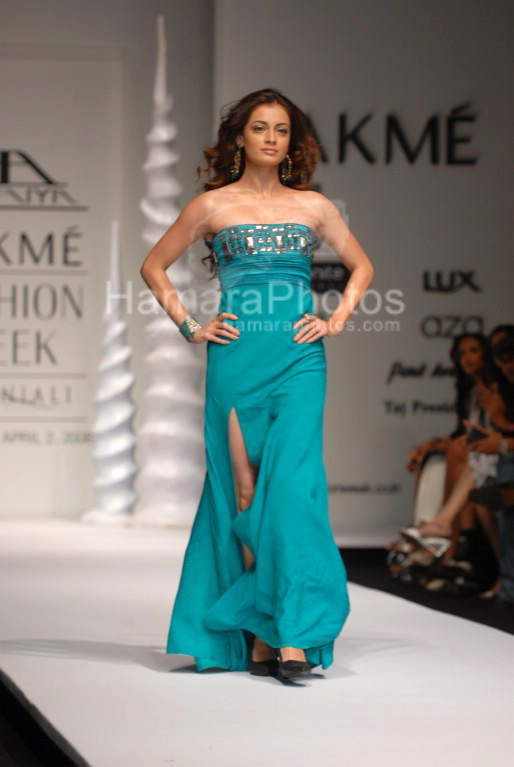 Dia Mirza walks the ramp for Arshiya in LIFW on 3rd April 2008