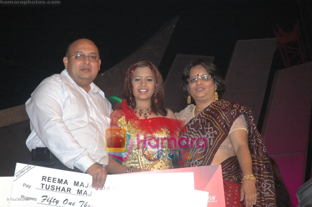 Aishwarya Majumdar with her Father and Mother at Chhote Ustad finals