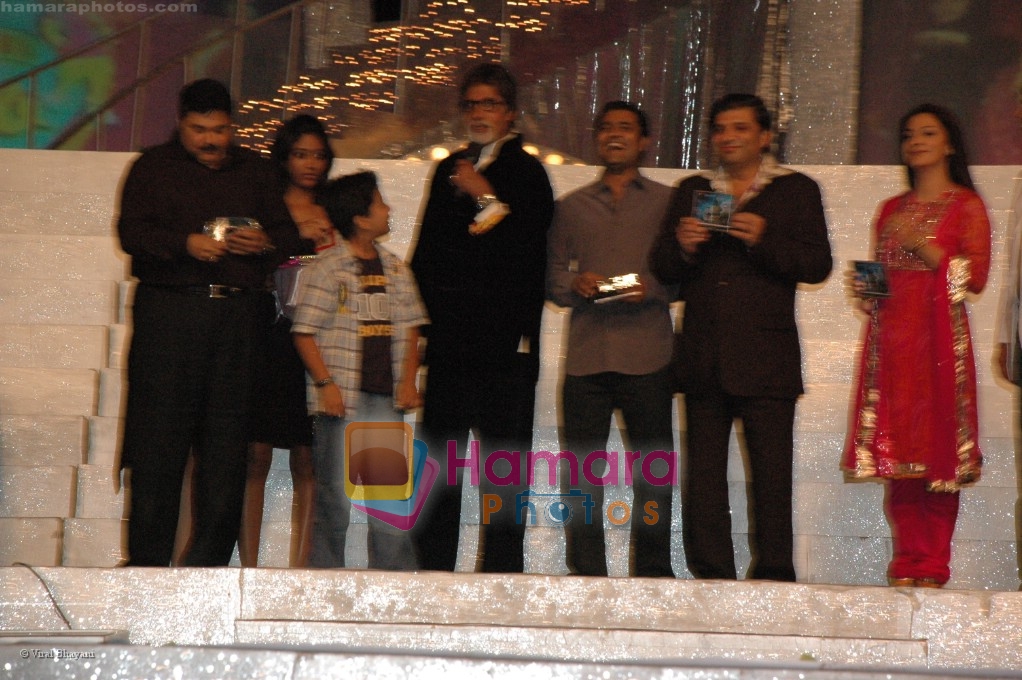 Satish Shah,Aman Siddiqui,Amitabh Bachchan,Vivek Sharma,Ravi Chopra,Juhi Chawla  at Chhote Ustad finals 