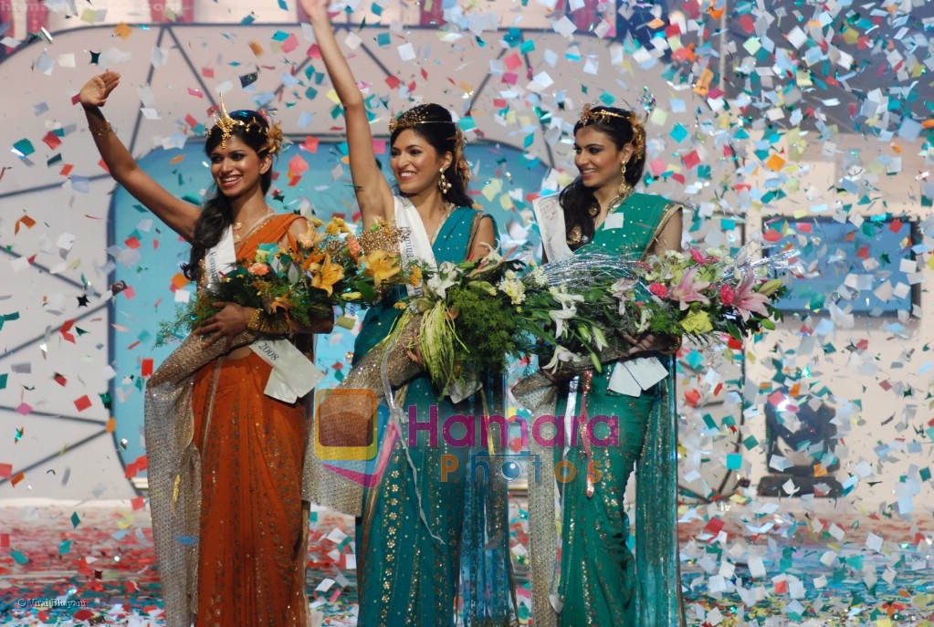 Simran Kaur Mundi, Parvathy Omanakuttam and Harshita Saxena at Femina Miss India Finals in Andheri Sports Complex on April 5th 2008