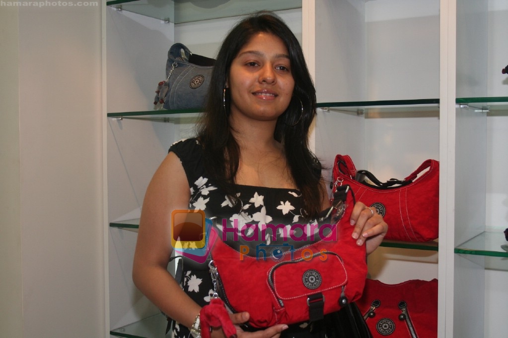 Sunidhi Chauhan at the Kipling Store, Skyzone, Phoenix Mills on April 9th 2008 
