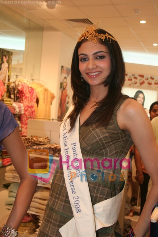 Femina Miss India finalists visit Pantaloon store in  Megamall on April 8th 2008 