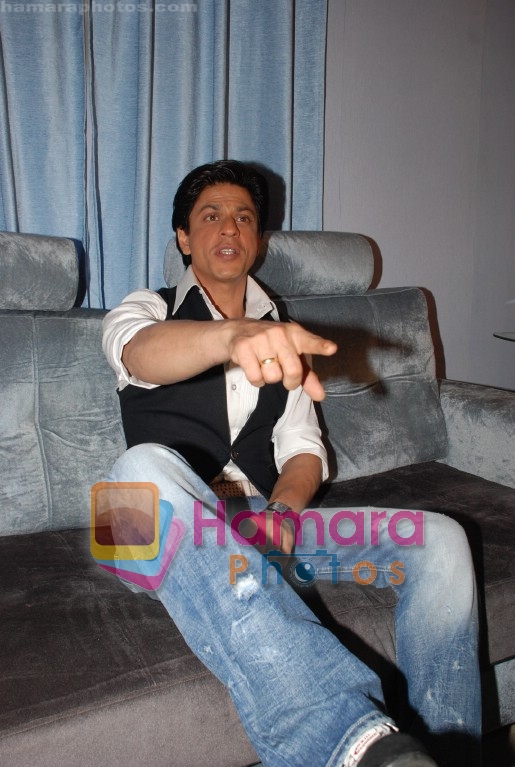 Shahrukh Khan meets the media on the sets of Kya Aap Paanchvi Paas Se Tez Hai in  Filmcity on April 8th 2008 