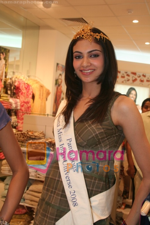 Femina Miss India finalists visit Pantaloon store in  Megamall on April 8th 2008 