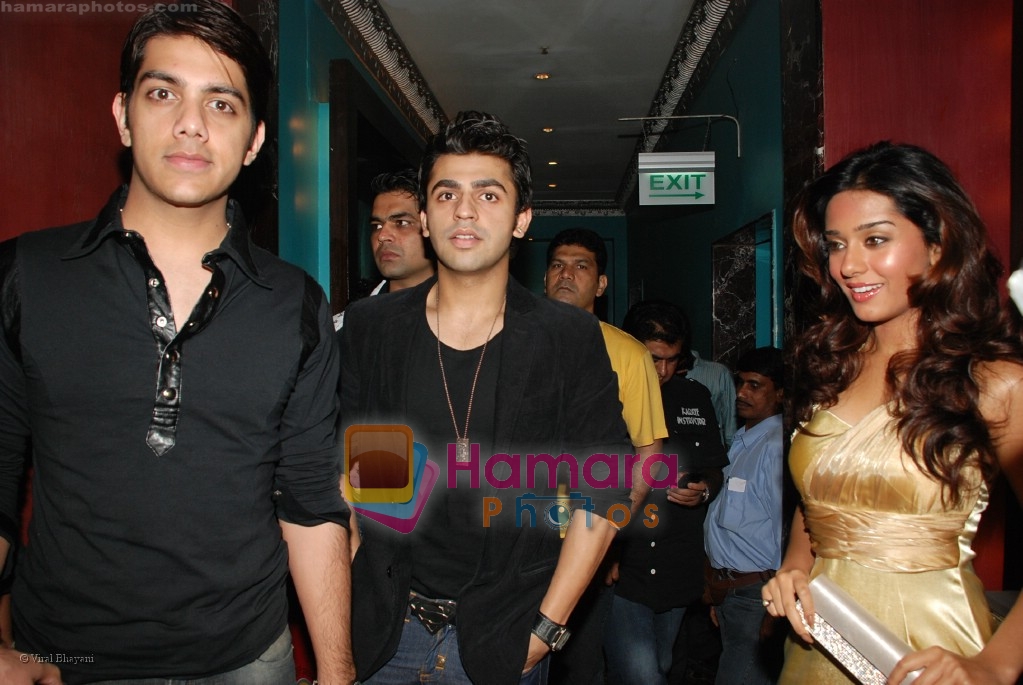 Amrita  Rao with Pakistan band Jal at Love Sparks event in Enigma on April 9th 2008 