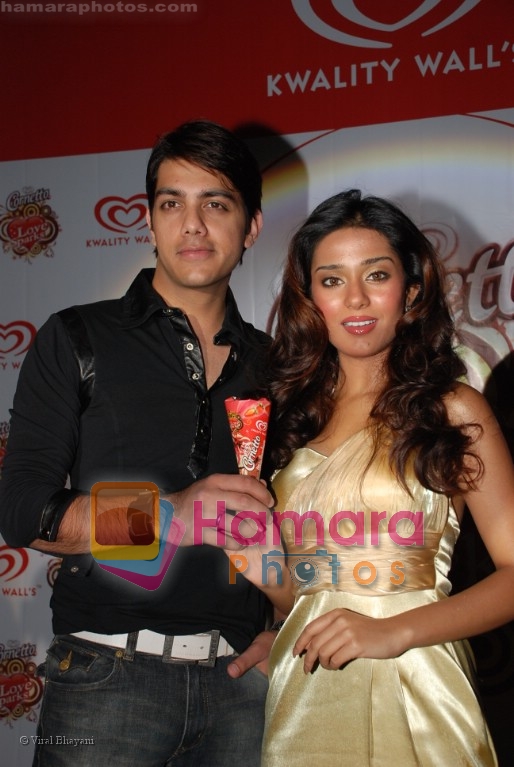 Amrita  Rao with Pakistan band Jal at Love Sparks event in Enigma on April 9th 2008 
