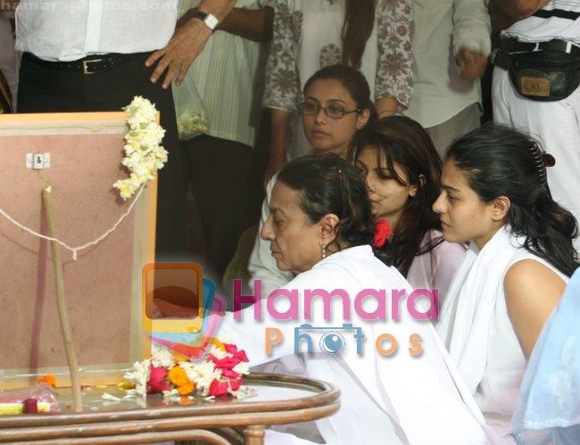 Rani Mukherjee, Tanishaa, Kajol, Tanuja at Shomu Mukherjee's Funeral 