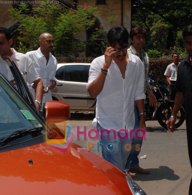 Ajay Devgan at Shomu Mukherjee's Funeral 