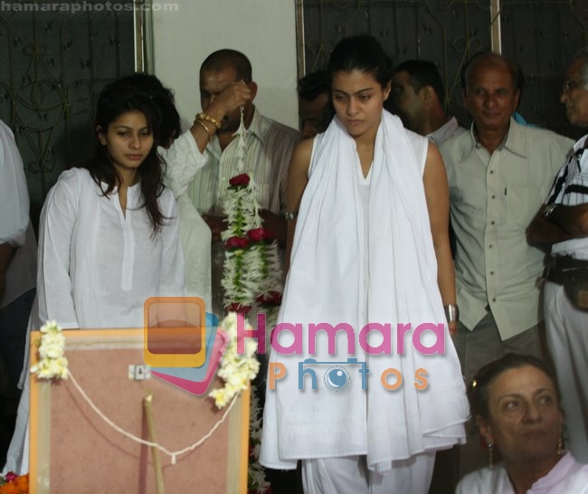 Tanisha, Kajol, Tanuja at Shomu Mukherjee's Funeral 
