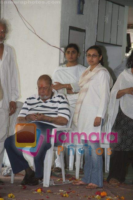 Shammi Kapoor, Rani Mukherjee at Shomu Mukherjee's Funeral 