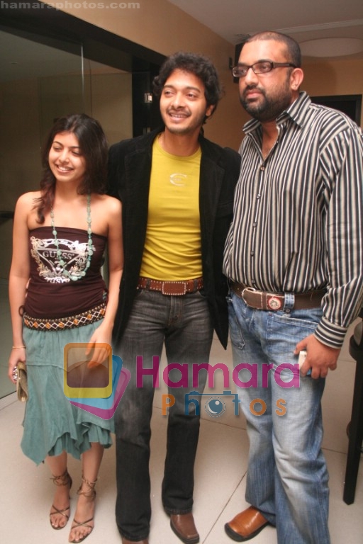 Shreyas Talpade with wife and Samar Khan at Shaurya success bash in D Ultimate Club on April 10th 2008 