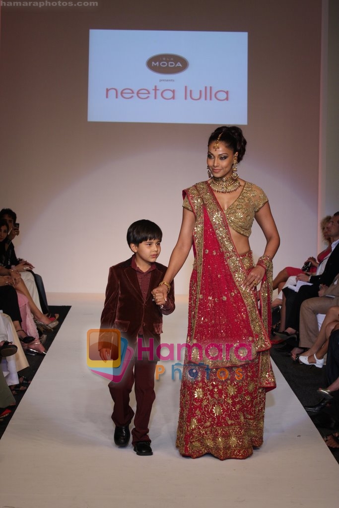 Bipasha Basu showcasing Neeta Lullas designer collection at Dubai Fashion Week on April 11th 2008 