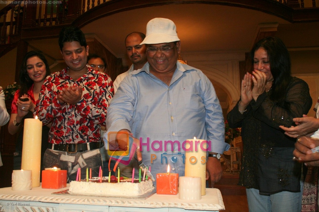 Divya Khosla Kumar,Bhushan Kumar,Satish Kaushik with wife at Satish Kaushiks Bday Bash in Cinevistaas Studios, Kanjunmarg on April 13th 2008 