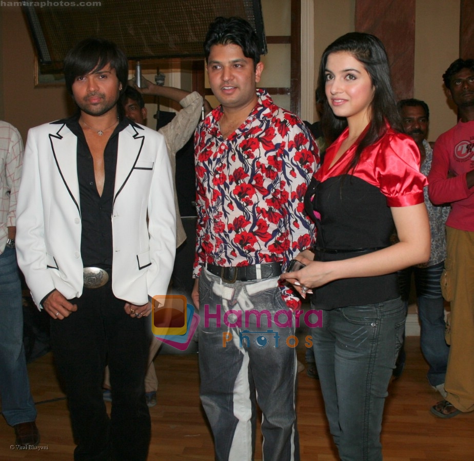 Himesh Reshammiya, Divya Khosla Kumar,Bhushan Kumar at Satish Kaushiks Bday Bash in Cinevistaas Studios, Kanjunmarg on April 13th 2008 