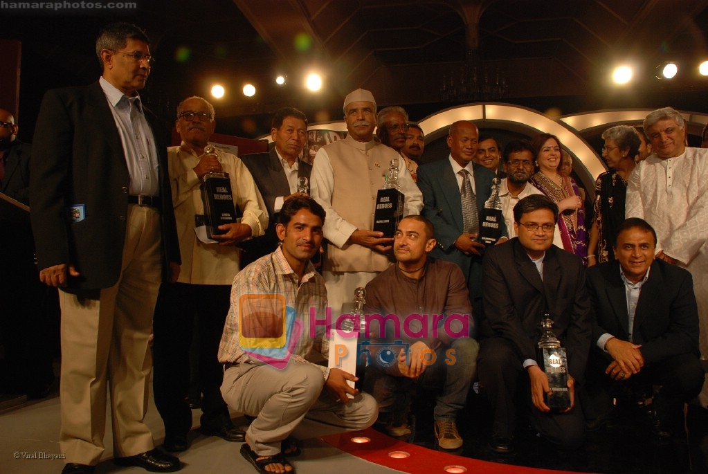 Javed Akhtar, Aamir Khan, Sunil Gavaskar at CNN IBN Real Heroes Awards in Hilton Towers on April 14th 2008  - Copy