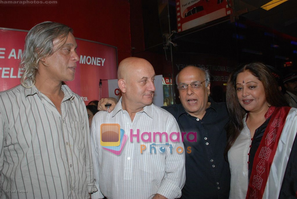 Sudhir Mishra, Anupam Kher, Mahesh Bhatt and Kiron Kher at Hope Little Sugar premiere in  Cinemax on April 17th 2008 