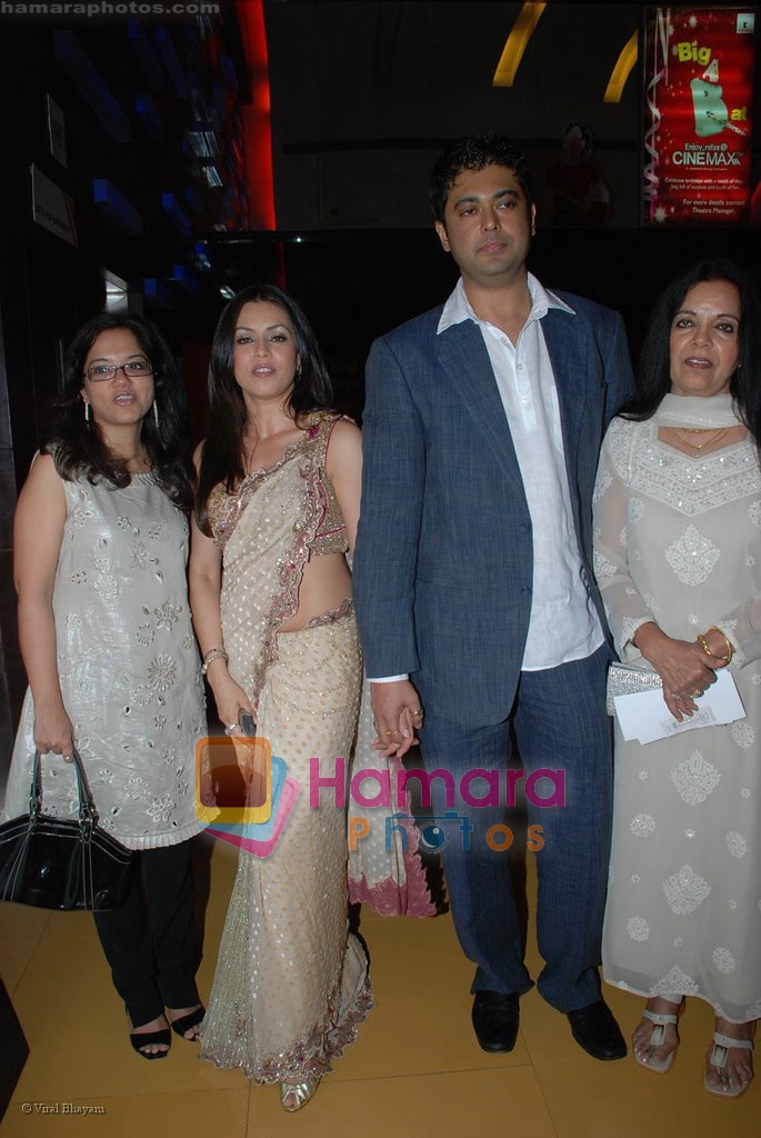 Mahima Chaudhry with Hubby, Tanuja Chandra at Hope Little Sugar premiere in  Cinemax on April 17th 2008 