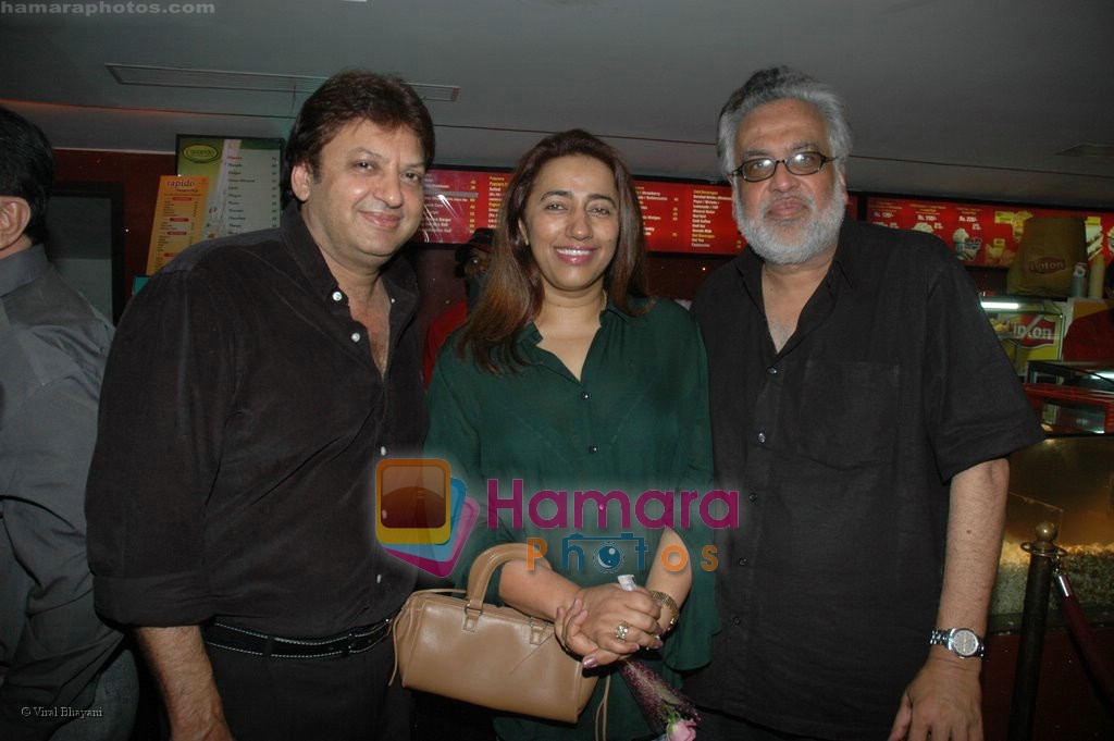 Anu Ranjan,Sashi Ranjan with Jad Mundhra at Hope Little Sugar premiere in  Cinemax on April 17th 2008 