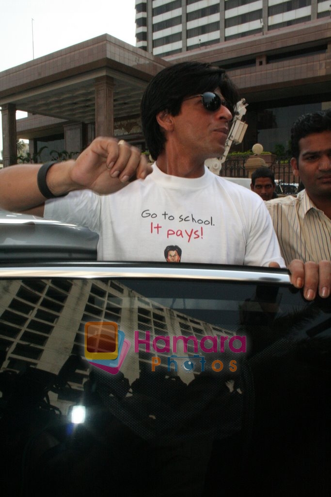 Shahrukh Khan flags off _ Kya Aap Paanchvi Paas se tez hai_ show in Band Stand on April 20th 2008 