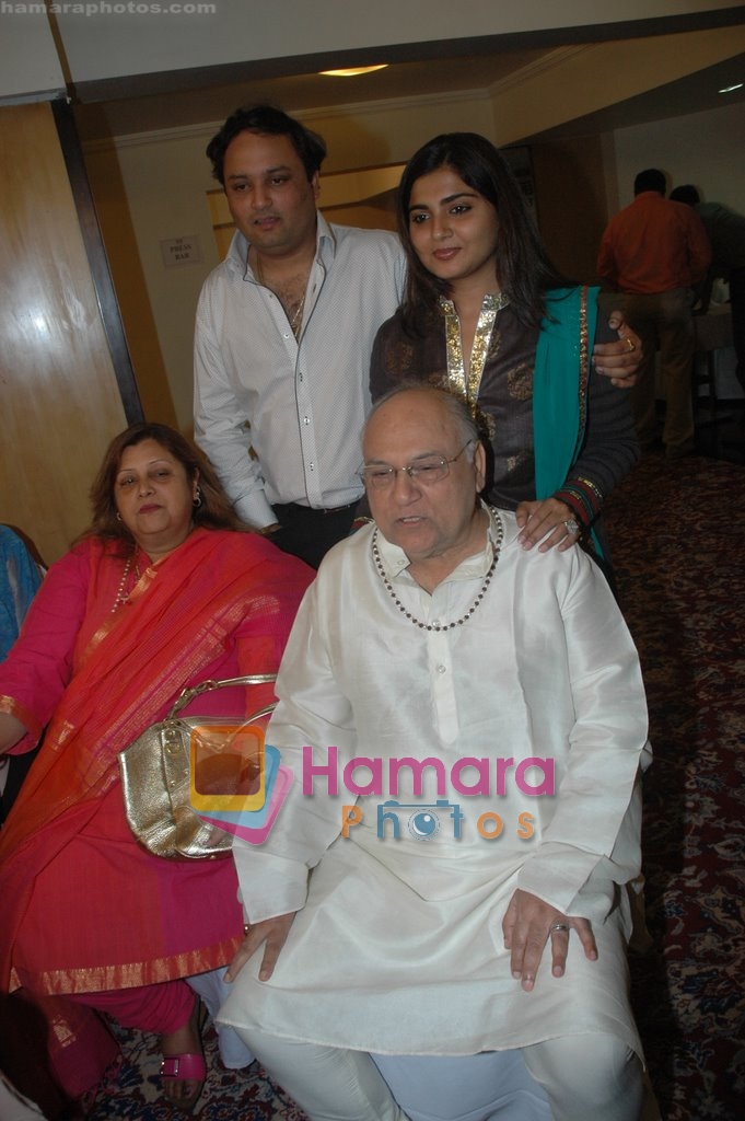Mukherjee family at Raja Mukherjee's new serial Kisi Ki Naza Na Lage in Ramee Guestline on April 21st 2008 