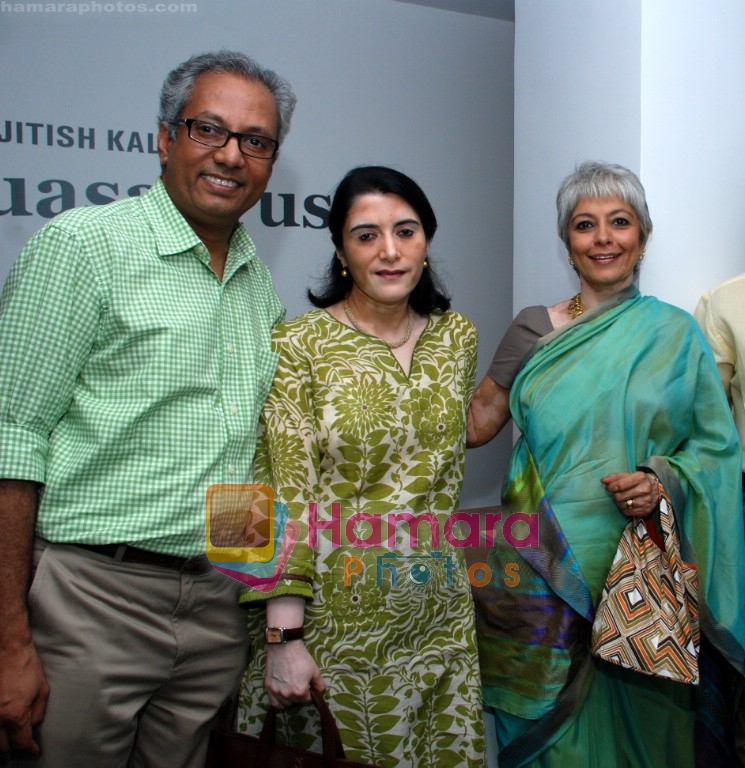 Atul Dodiya with Geetu Hinduja at Jitesh Kallat's Aqusaurus exhibition on April 22nd 2008 