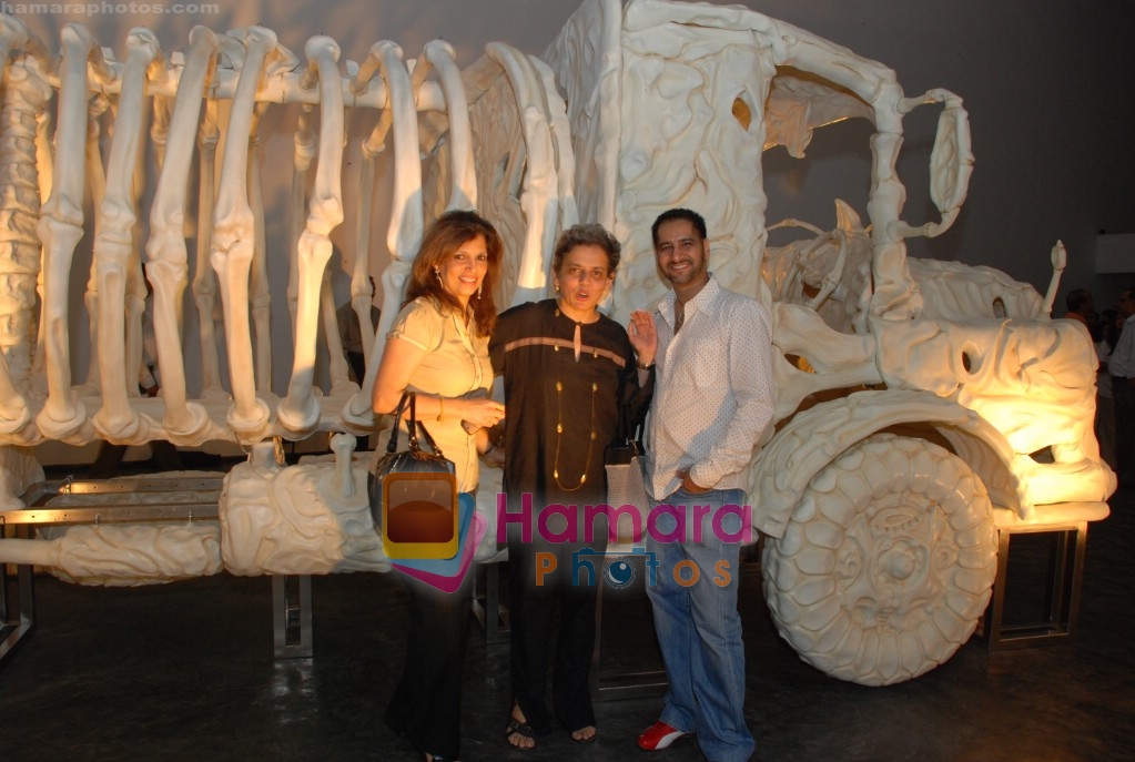 Bina Aziz, Brinda Miller with Vikram bawa at Jitesh Kallat's Aqusaurus exhibition on April 22nd 2008 