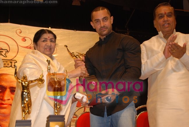 Aamir Khan Gets The Vishesh Puraskar For Dedicated Contribution from Lata Mangeshkar in Shanmukhanand hall, Mumbai on April 24th 2008 